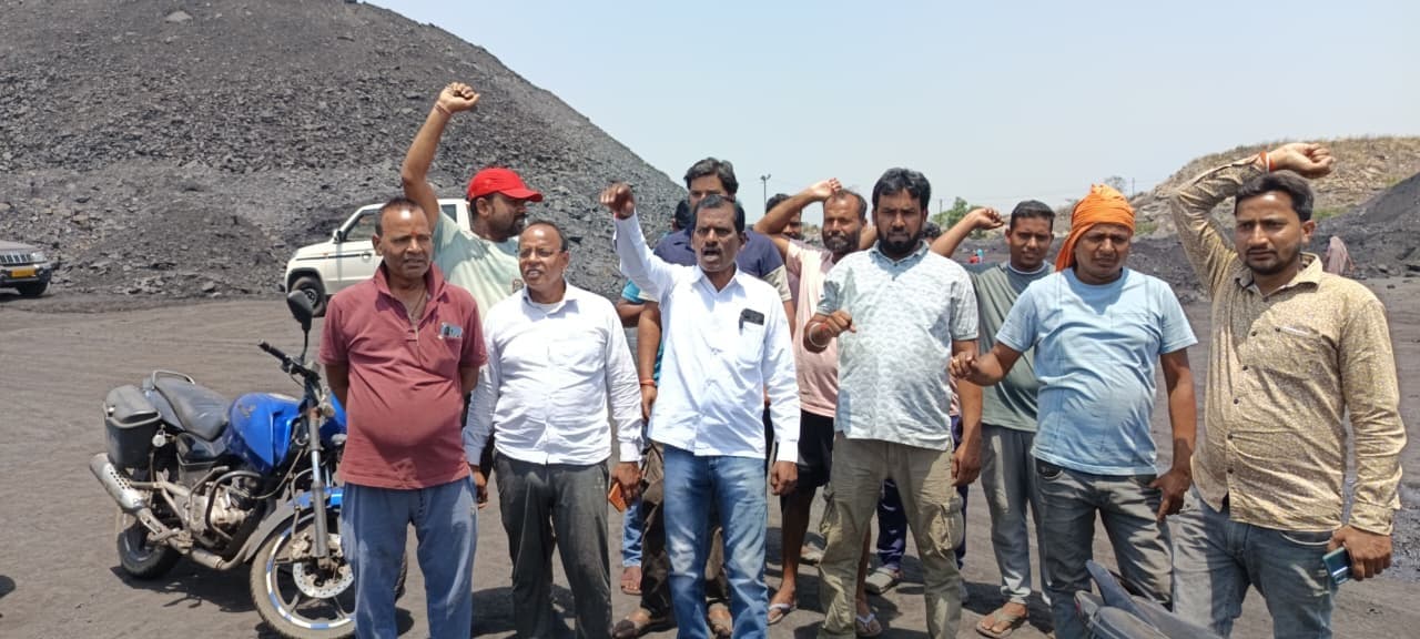 Dhanbad News: अवैध खनन के खिलाफ ग्रामीणों ने एएमपी कोलियरी का काम रोका