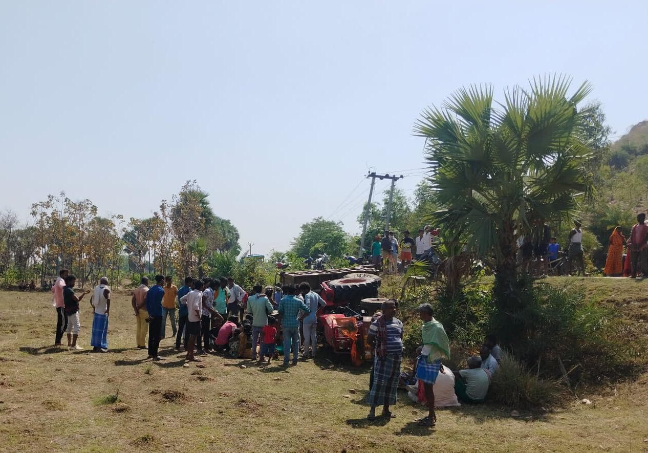 ट्रैक्टर पलटने से चालक की दबकर मौत, परिवार में कोहराम