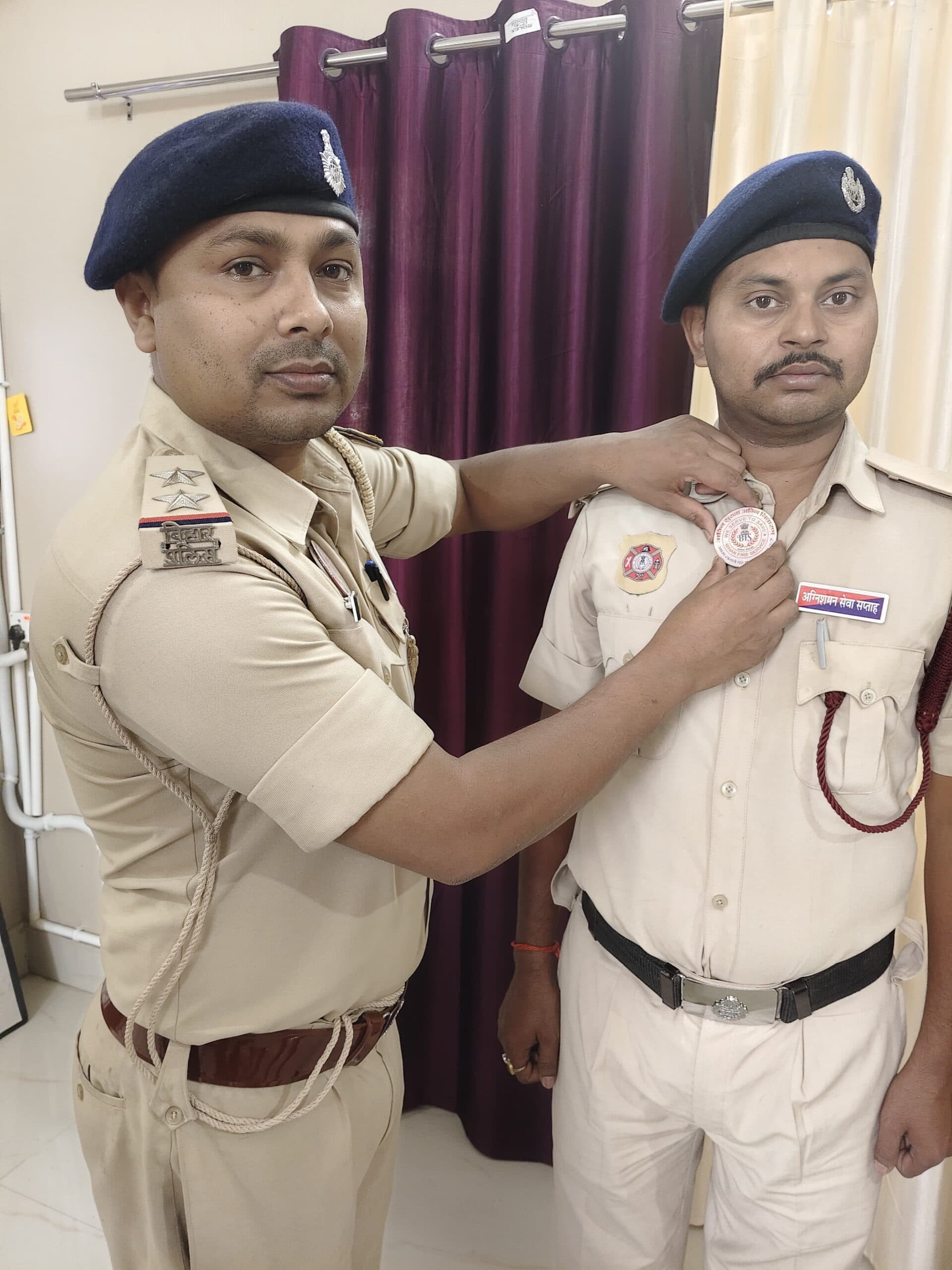 अनगढ़ थाना में अग्निशमन कर्मियों को बैच पहनाकर जागरूकता कार्यक्रम शुरू