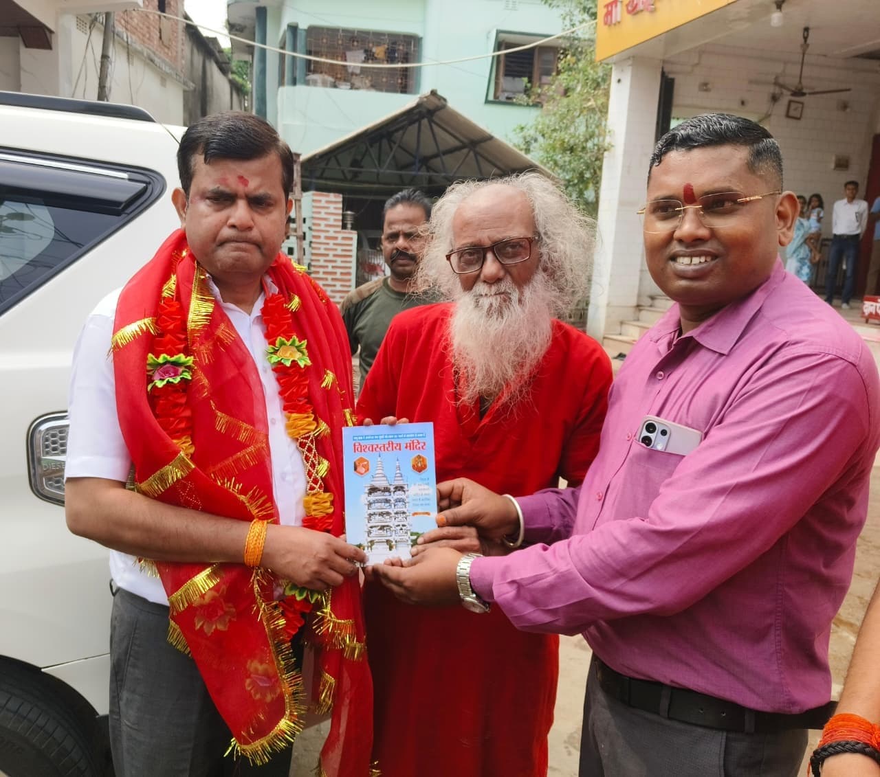 पूर्णिया आयुक्त ने की मां खड्गेश्वरी की पूजा-अर्चना