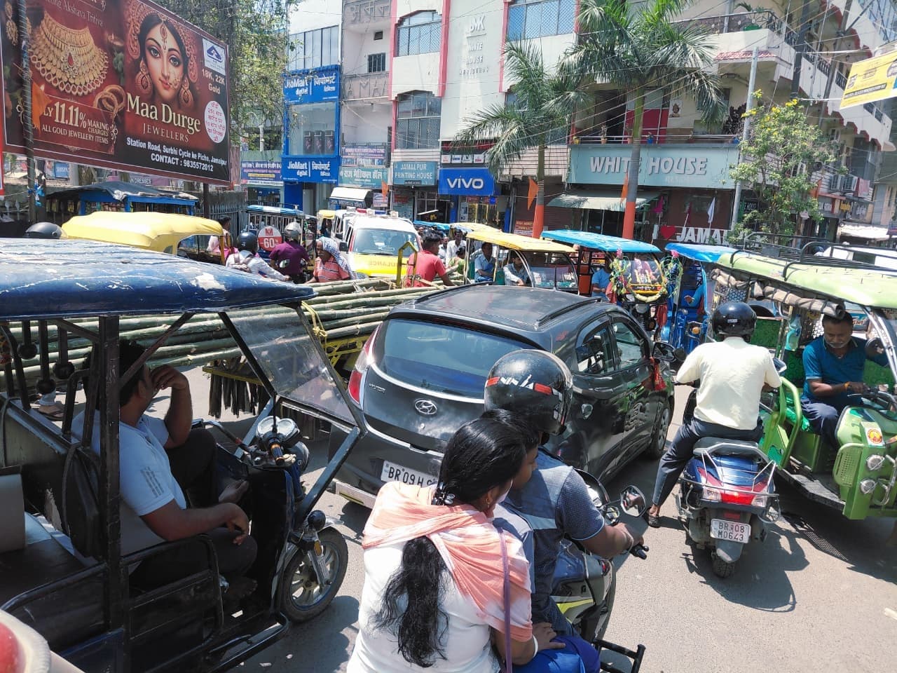 जानलेवा बना जमालपुर स्टेशन रोड का जाम, एंबुलेंस को भी नहीं दिया गया रास्ता