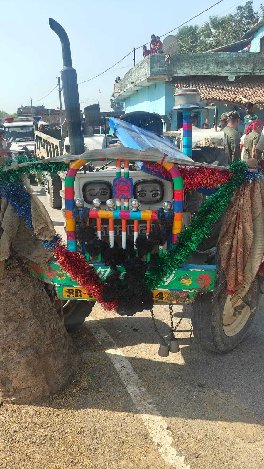 अवैध बालू लदे ट्रैक्टर को जब्त करने के दौरान पुलिस पर हमला, दो जवान घायल