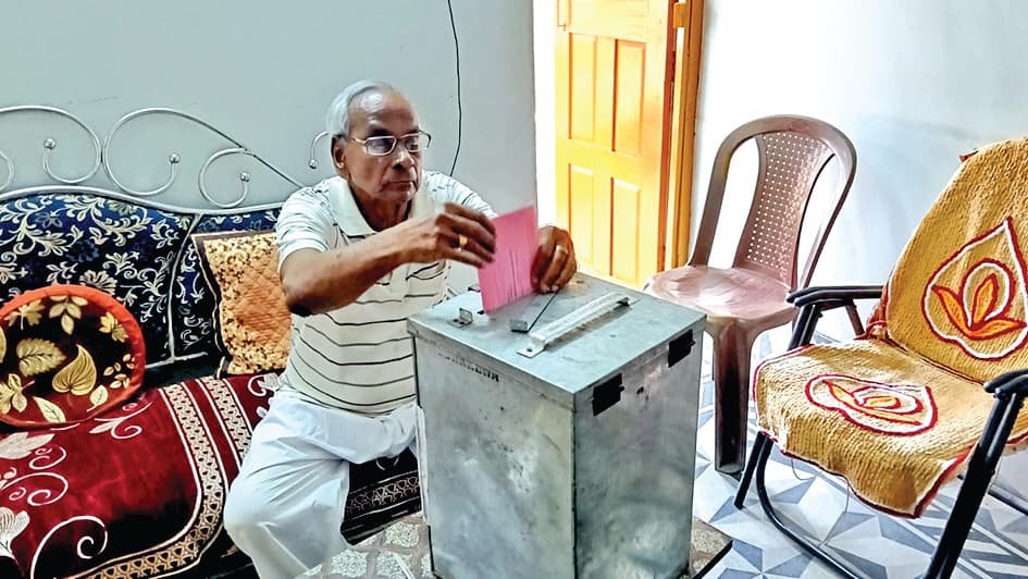 दुर्गापुर में घर-घर बैलट से वोटिंग शुरू, वृद्ध व दिव्यांग वोटर्स में उत्साह
