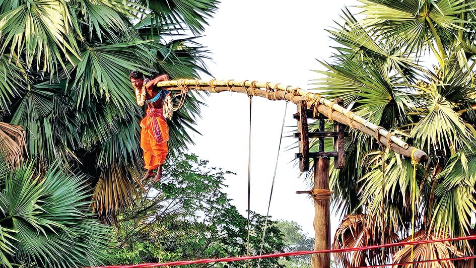 पुरुलिया में चरक उत्सव की धूम गांवों पर चढ़े शिवभक्ति के रंग