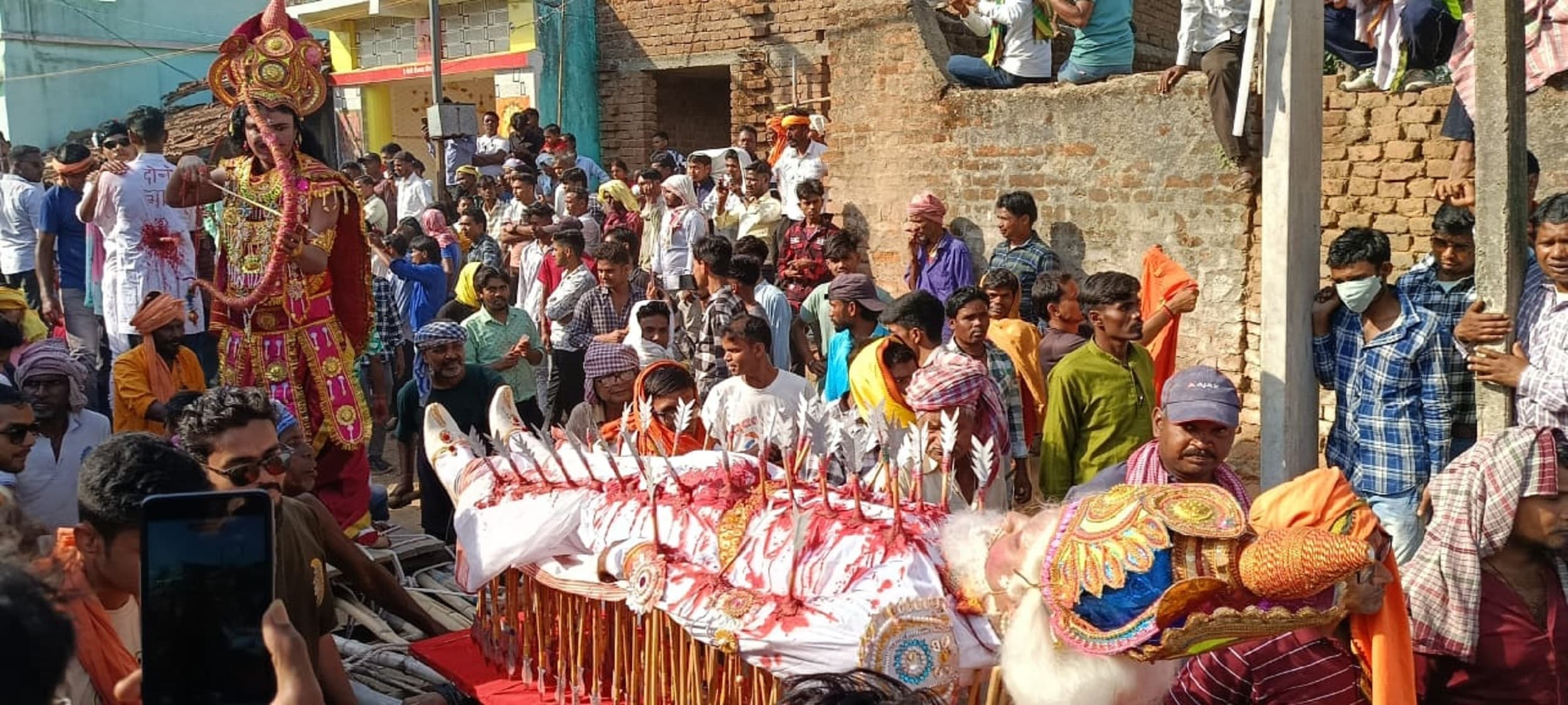 Bokaro News : भोगता पर्व में हैरतअंगेज करतब देख लोग अचंभित