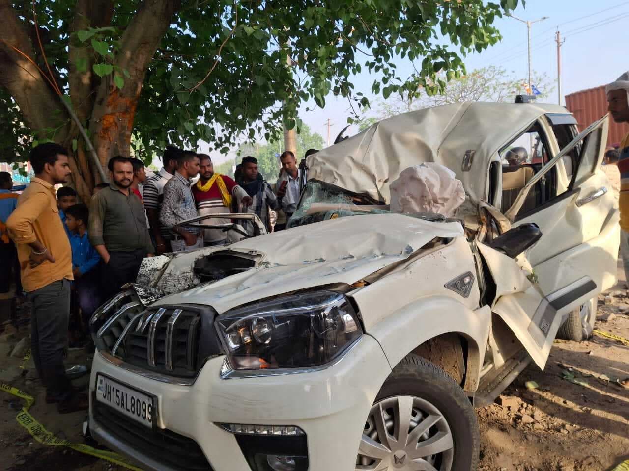 अनियंत्रित स्कॉर्पियो पेड़ से टकरायी, एक की मौत, दो जख्मी