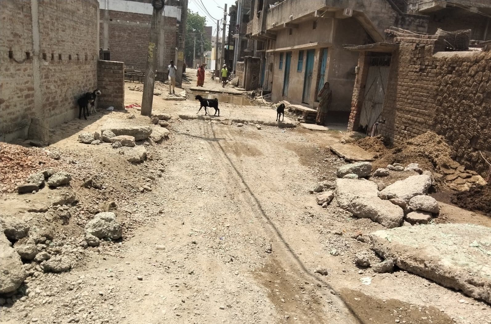 कार्यान्नद नगर से इंग्लिश मोहल्ला होकर जाने वाली सड़क का फिर से कराया जा रहा है निर्माण