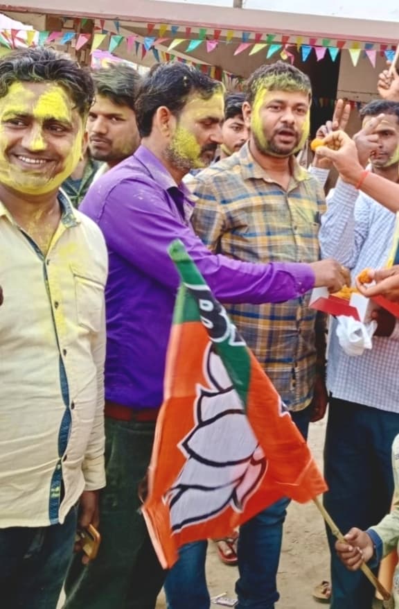 सीएम पद की शपथ लेने पर बीजेपी कार्यकर्ताओं ने मनाया जश्न