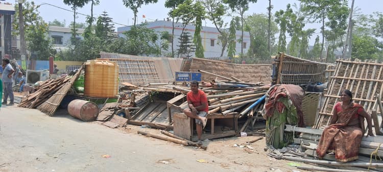 रेलवे की जमीन से हटायी गयी दुकानें, झोपड़ियां भी टूटी