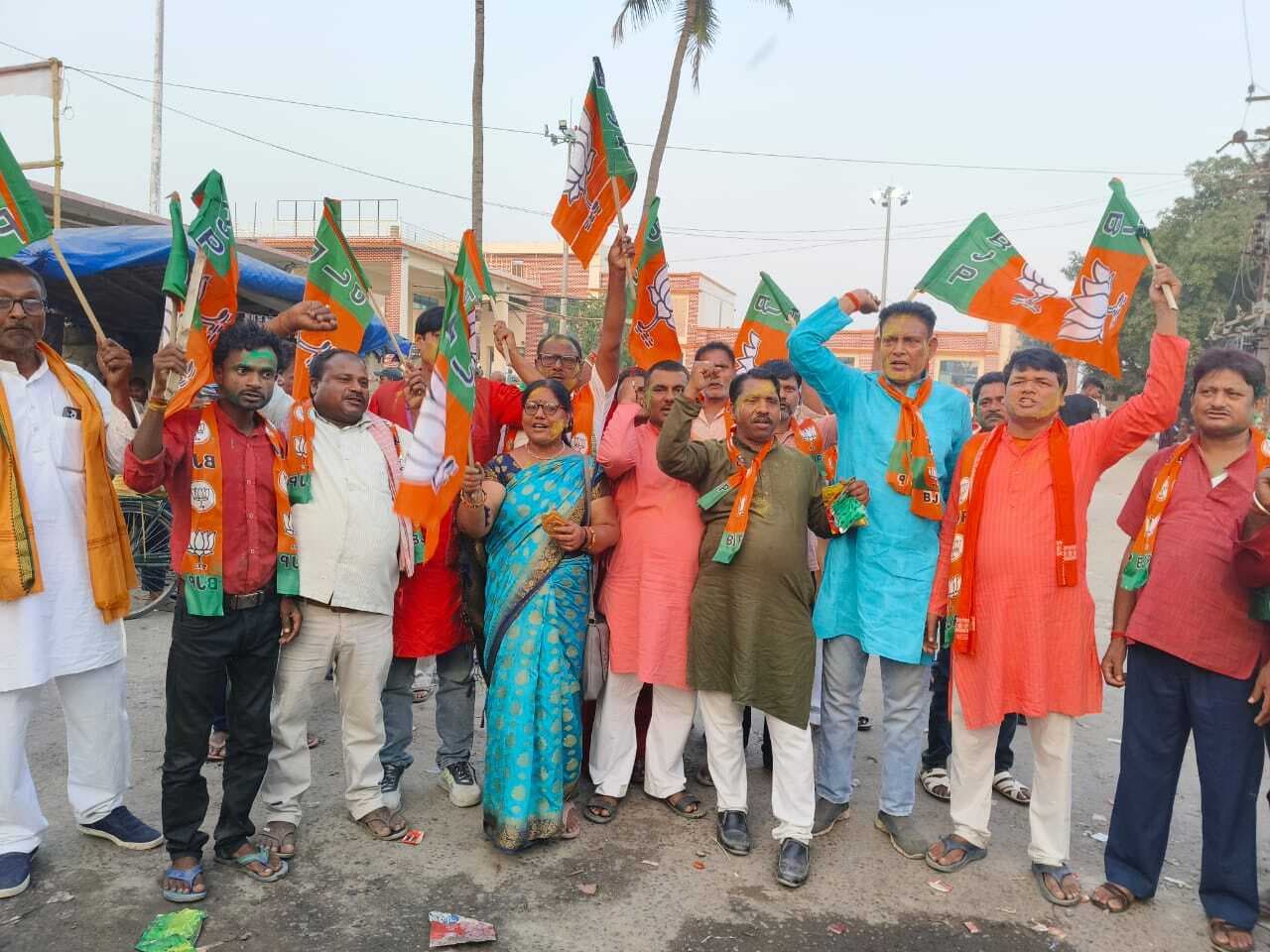 स्टेशन चौक पर अबीर-गुलाल लगाकर खूब मनाया जश्न