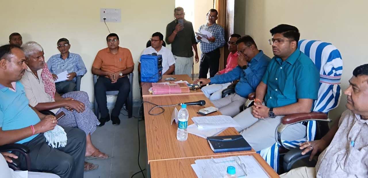 भूमि अधिग्रहण को लेकर होने वाले सर्वे व रैयतों की जमीन के मुआवजा पर चर्चा