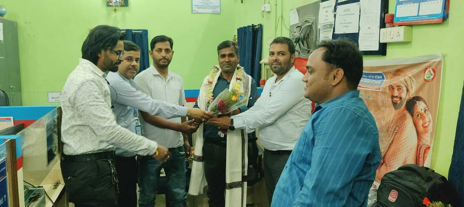 स्थानांतरण के बाद शाखा प्रबंधक के सम्मान में विदाई समारोह