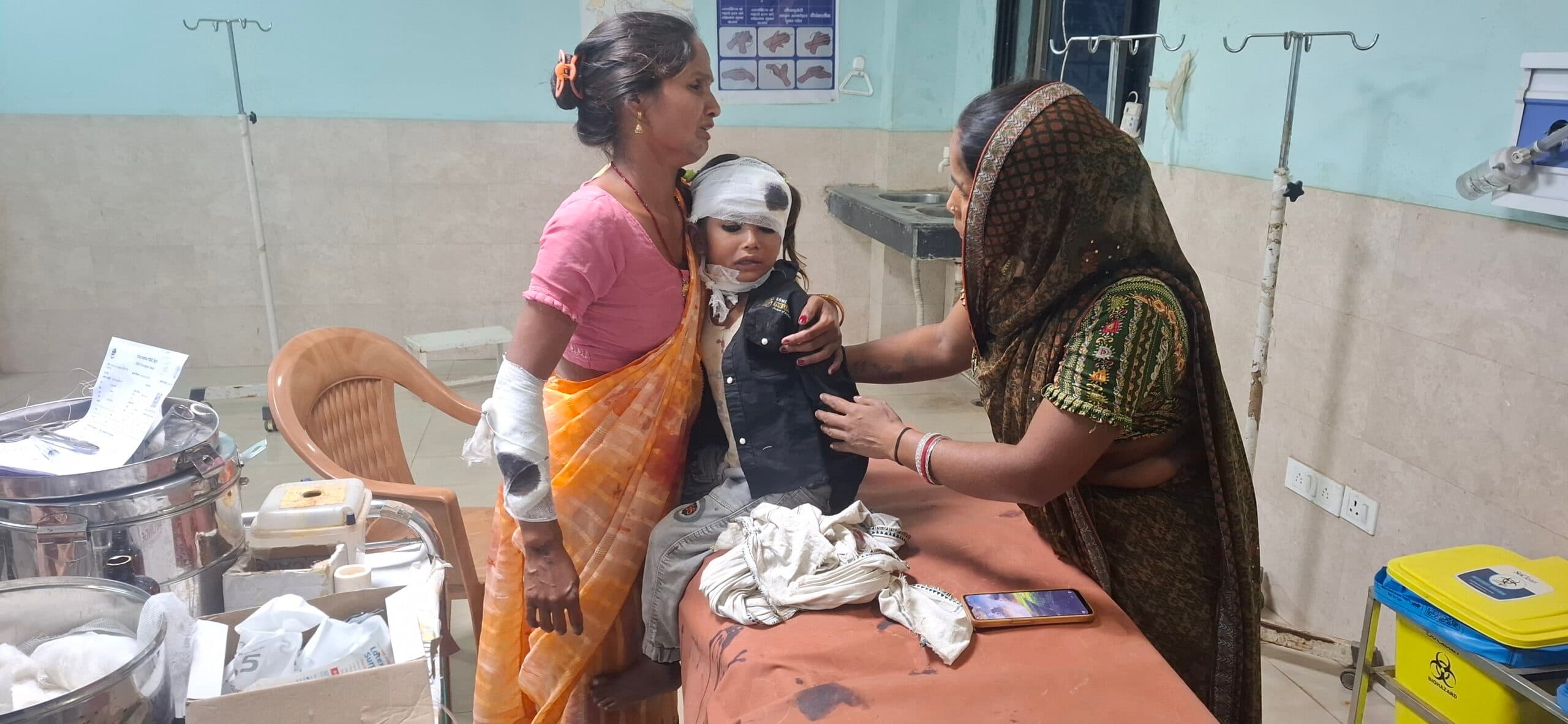 सड़क हादसे में मां-बेटा जख्मी, अस्पताल में भर्ती