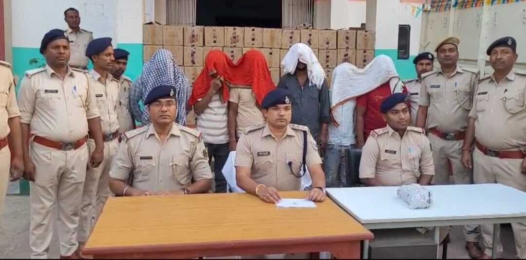 पिकअप वैन से 1379 लीटर विदेशी शराब के साथ छह तस्कर गिरफ्तार