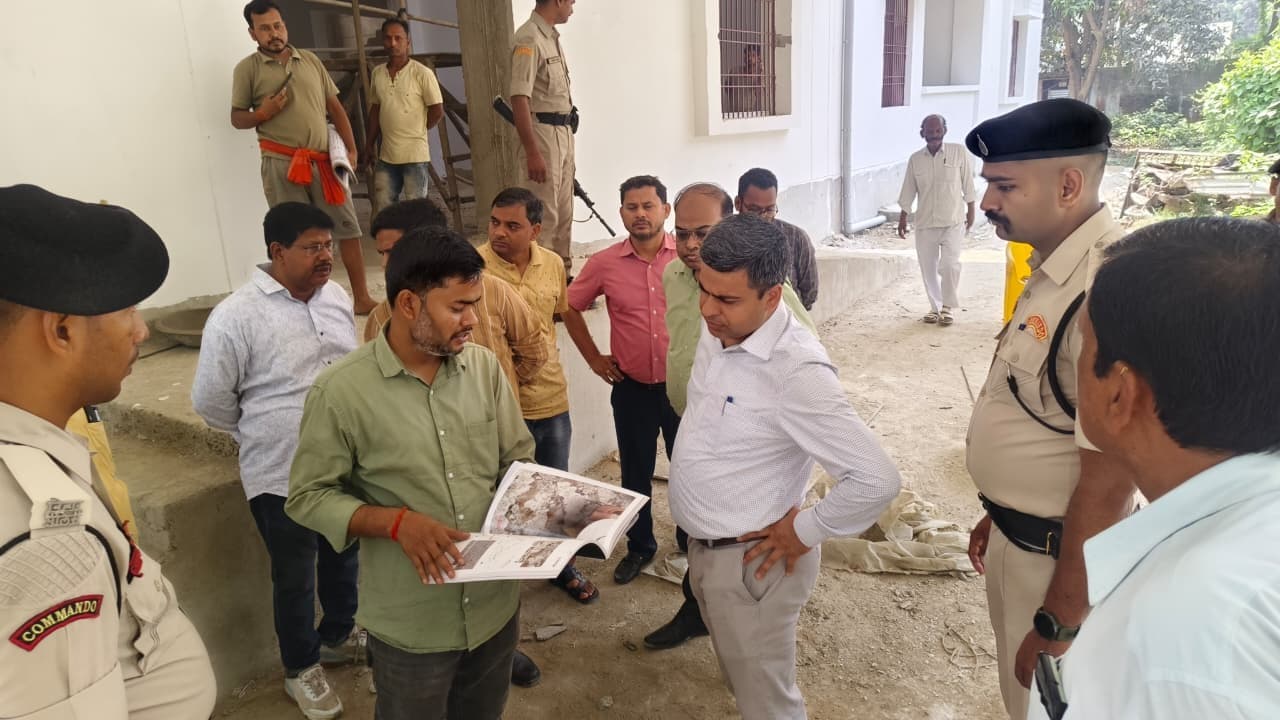 निर्माणाधीन न्यू सर्किट हाउस का डीएम ने किया निरीक्षण