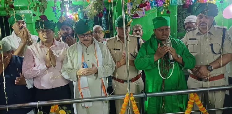 सांसद, एसडीएम व एसडीपीओ ने की मजार पर चादरपोशी