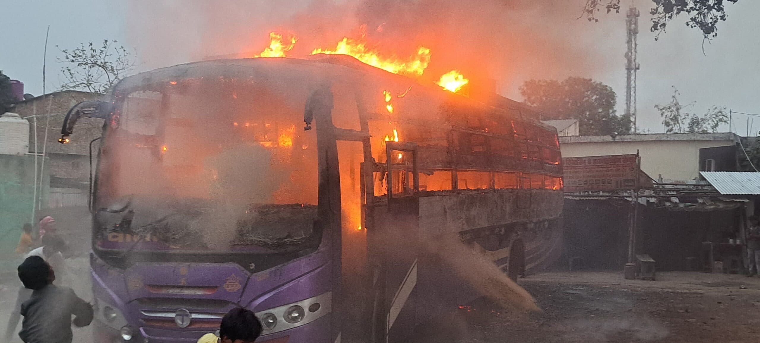 बस पड़ाव पर खड़ी यात्री बस में लगी आग, काफी मशक्कत से आग पर पाया काबू