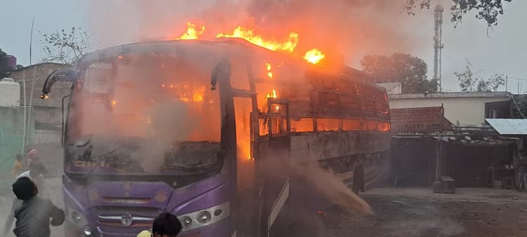 बस पड़ाव पर खड़ी यात्री बस में लगी आग, काफी मशक्कत से आग पर पाया काबू