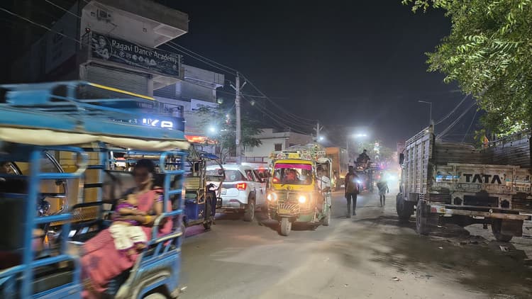 महिसौड़ी  रोड पर भीषण जाम, घंटों रेंगती रहीं गाड़ियां