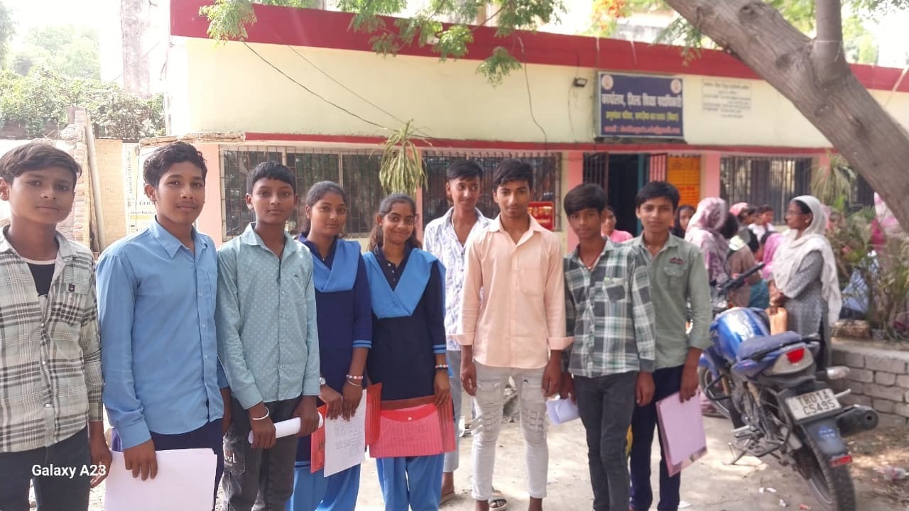 चौथम व अलौली के बच्चे स्कूल में नामांकन के लिए पहुंचे डीईओ कार्यालय