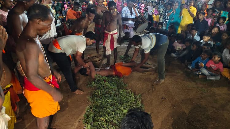 पालोजोरी : अंगारों पर चले भक्त, कांटों पर लेटकर दिया भक्ति का परिचय