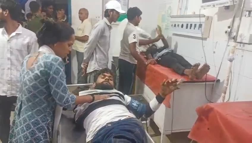 बेकाबू कार ने चार लोगों को मारी टक्कर, कार पलटी, चालक फरार