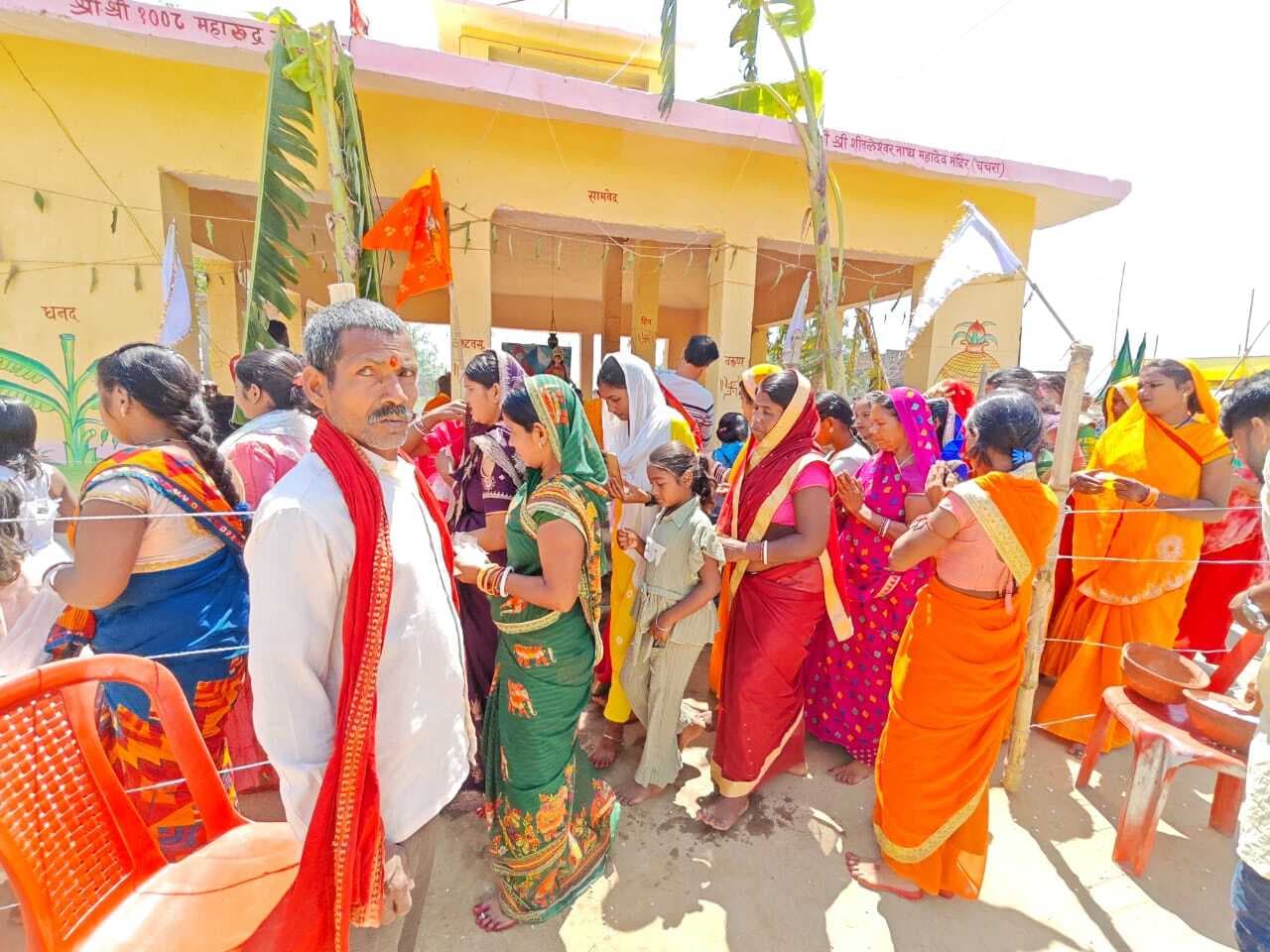 नौवें दिन यज्ञ में उमड़ा आस्था का सैलाब, हवन-पूजन में जुटे श्रद्धालु