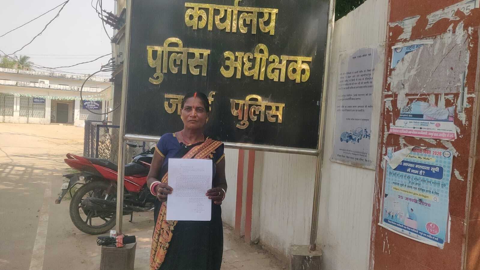 चार बच्चों के पिता ने रचायी दूसरी शादी, पहली पत्नी ने लगायी न्याय की गुहार