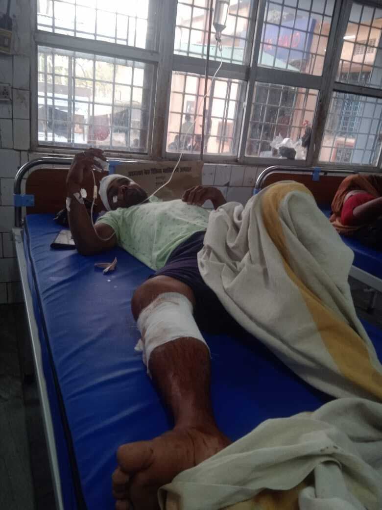 सड़क दुर्घटना में बाइक चालक जख्मी, भागलपुर रेफर