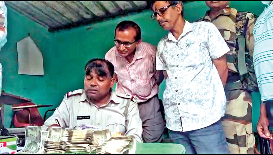 चंचनी चेकपोस्ट पर बाइक सवार से  "2.73 लाख जब्त