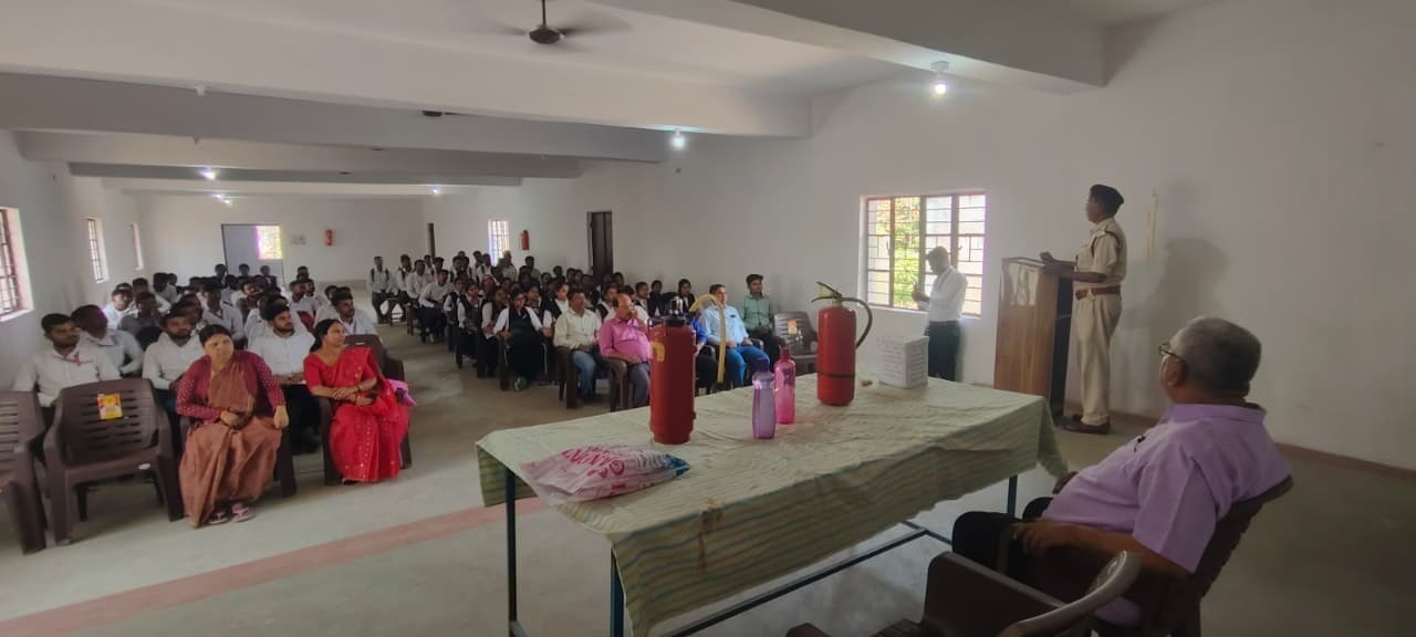 अग्निशमन सेवा सप्ताह: होटल, अस्पताल और कॉलेजों में दी गयी आग से बचाव की जानकारी