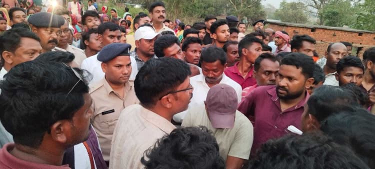 East Singhbhum News : Villagers blocked the road for five hours with the bodies, demanding compensation