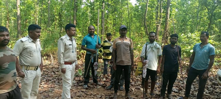 Jamshedpur News : चाकुलिया में आदिवासी समाज ने मनाया सेंदरा शिकार पर्व, दलमा में 27 को