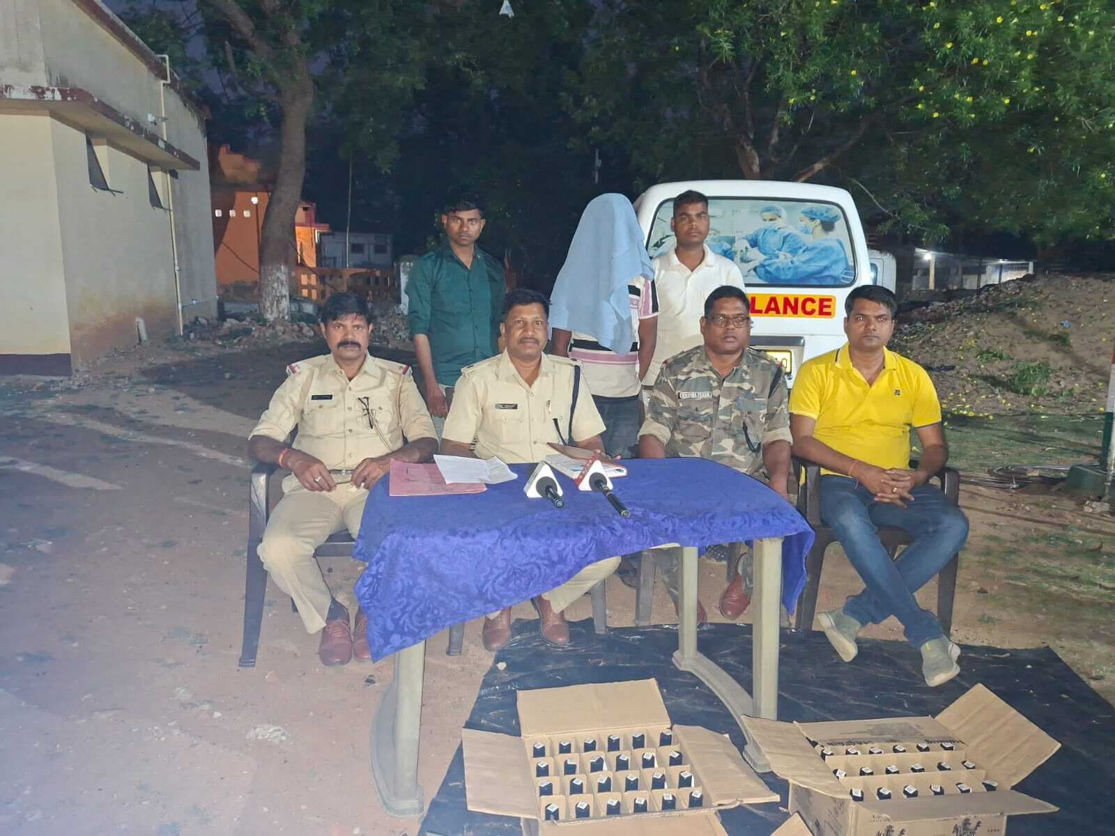 Dhanbad News: टुंडी में एंबुलेंस से भारी मात्रा में अंग्रेजी शराब जब्त, चालक गिरफ्तार