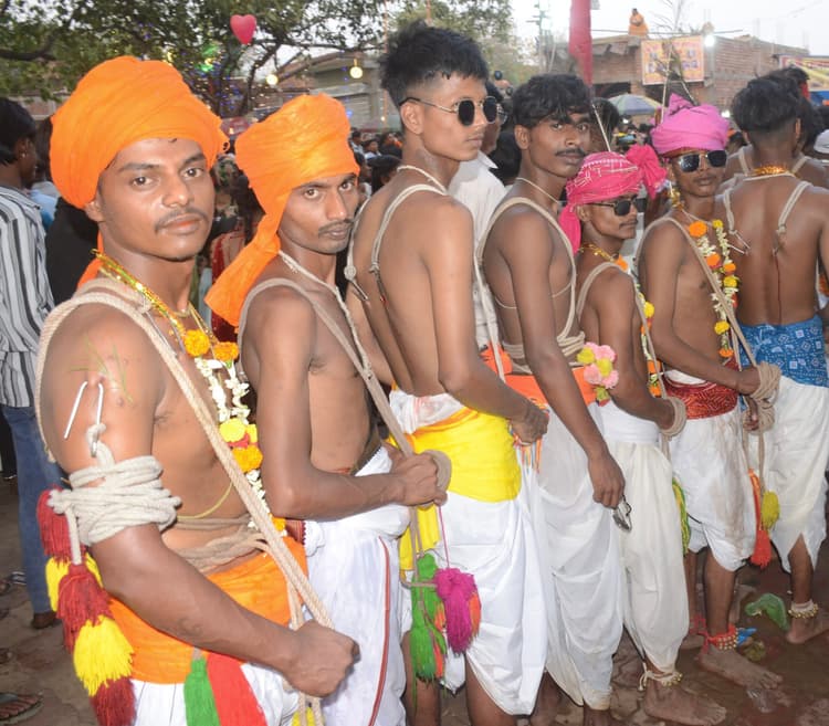 Dhanbad News: शरीर में कील चुभाे कर भगवान शिव को समर्पित की भक्ति