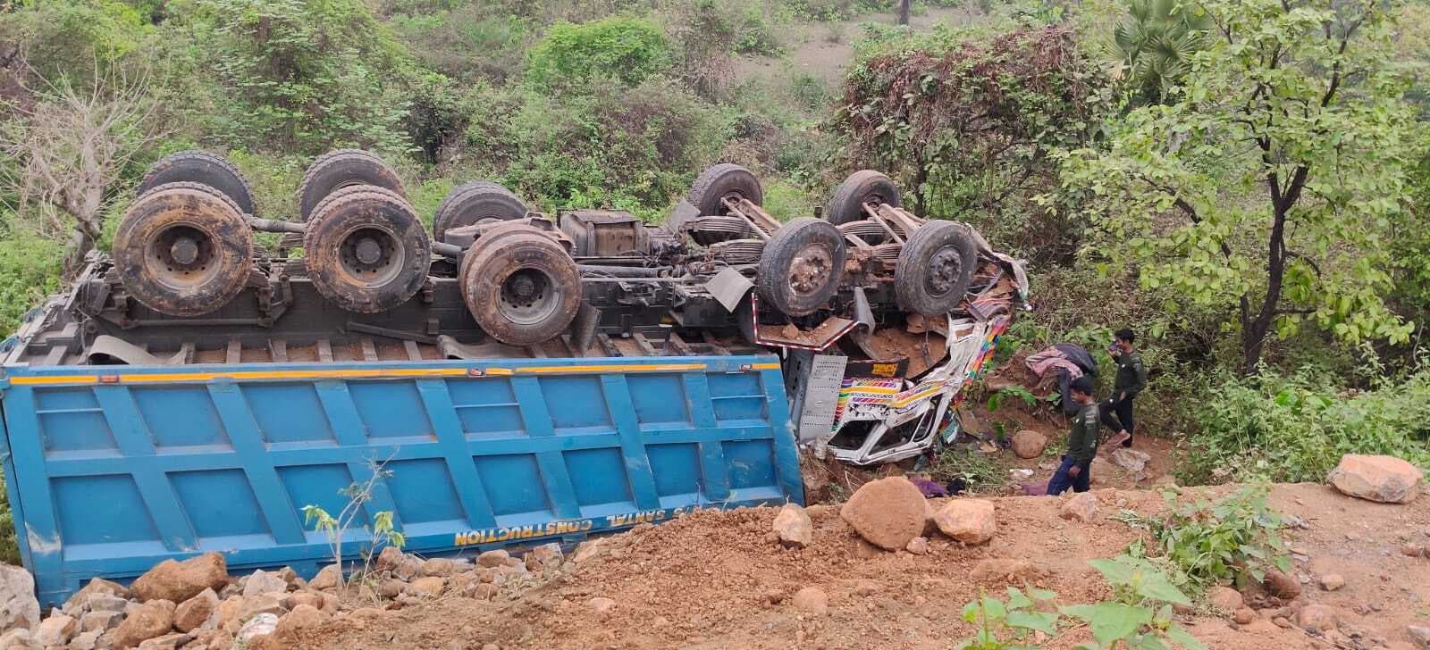 हादसा : कैरासोल में हाइवा पलटा, कोई हताहत नहीं