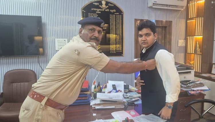 जिले में अग्निशमन सेवा सप्ताह शुरू, डीसी को लगाया गया बैच