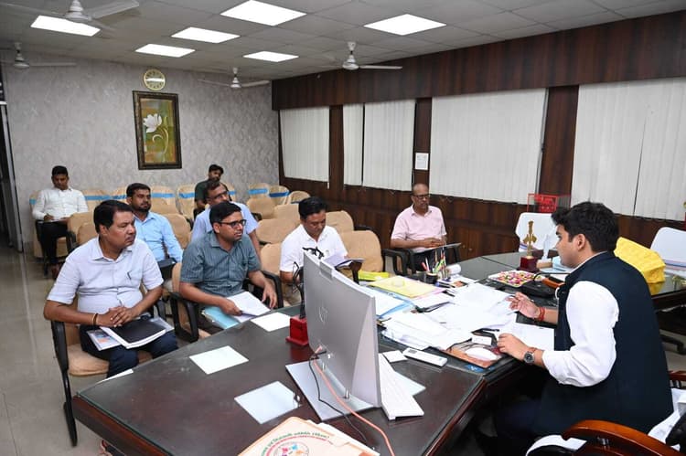 वास्तविक किसानों को समय पर दें योजनाओं का लाभ : डीसी