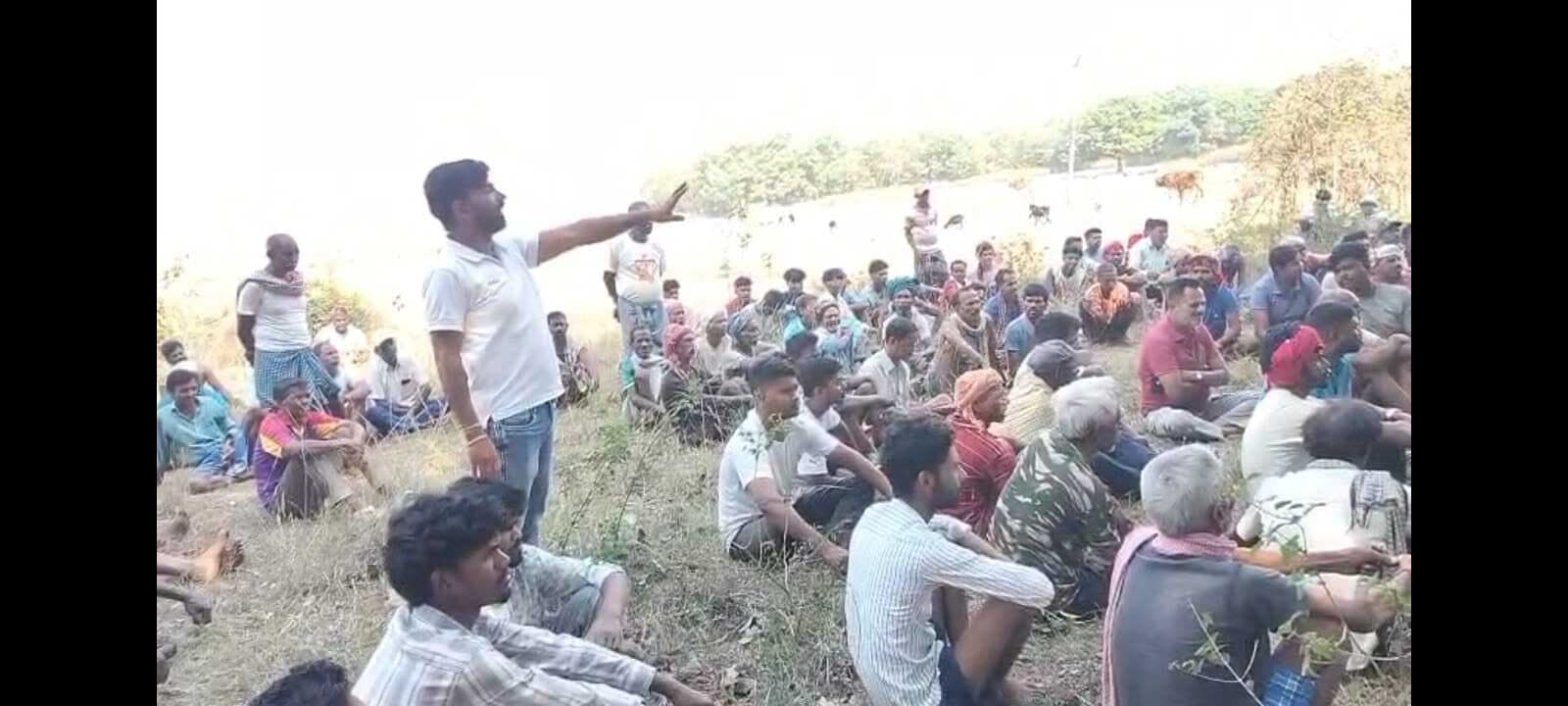 मशरूम बनाने की फैक्ट्री के विरोध में ग्रामीणों ने की बैठक