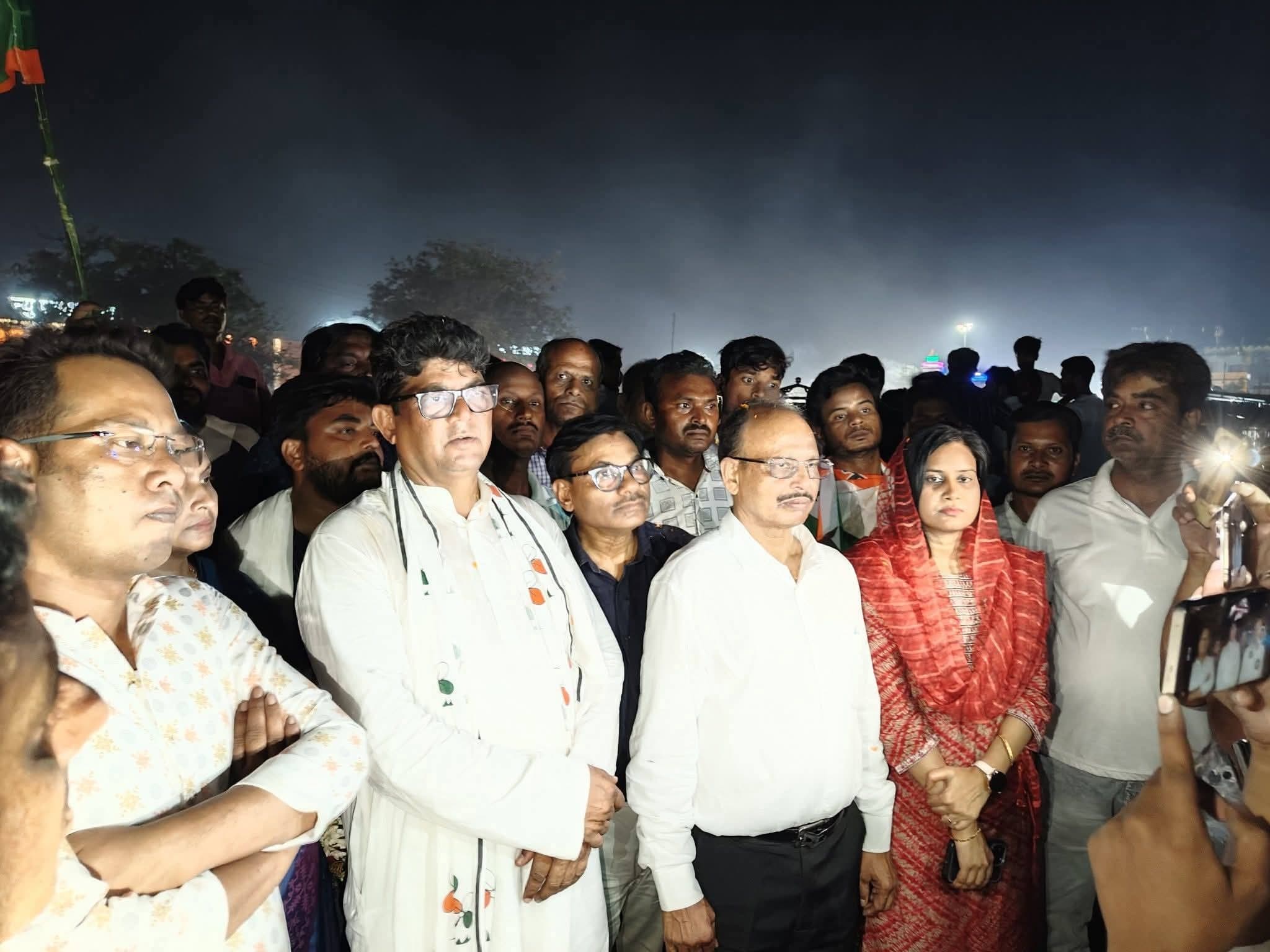 तृणमूल कांग्रेस के कार्यकर्ताओं ने निकाली बाइक रैली