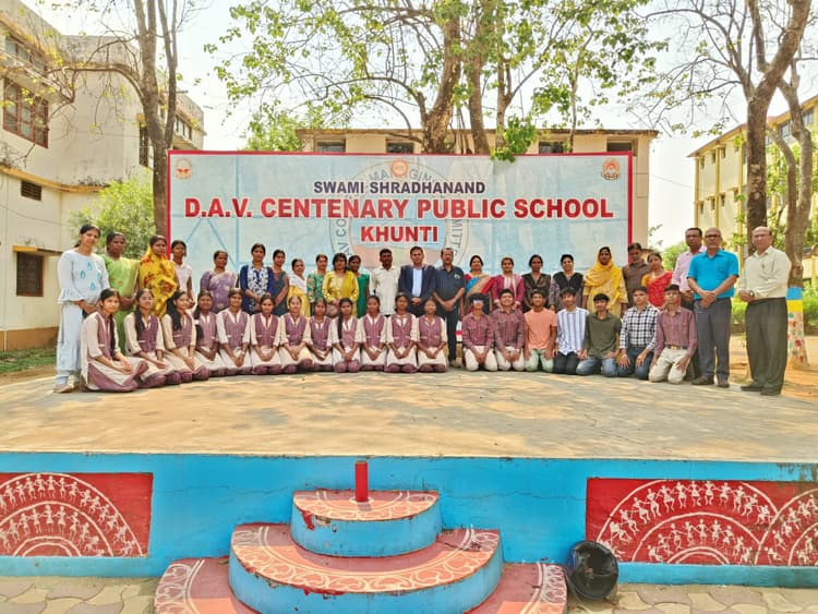 डीएवी में 10वीं बोर्ड के टॉपर्स को किया गया सम्मानित