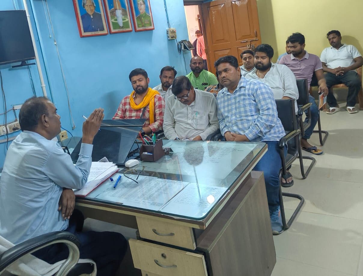 पैक्स चुनाव को लेकर बीडीओ ने प्रत्याशियों को पढ़ाया आचार संहिता का पाठ