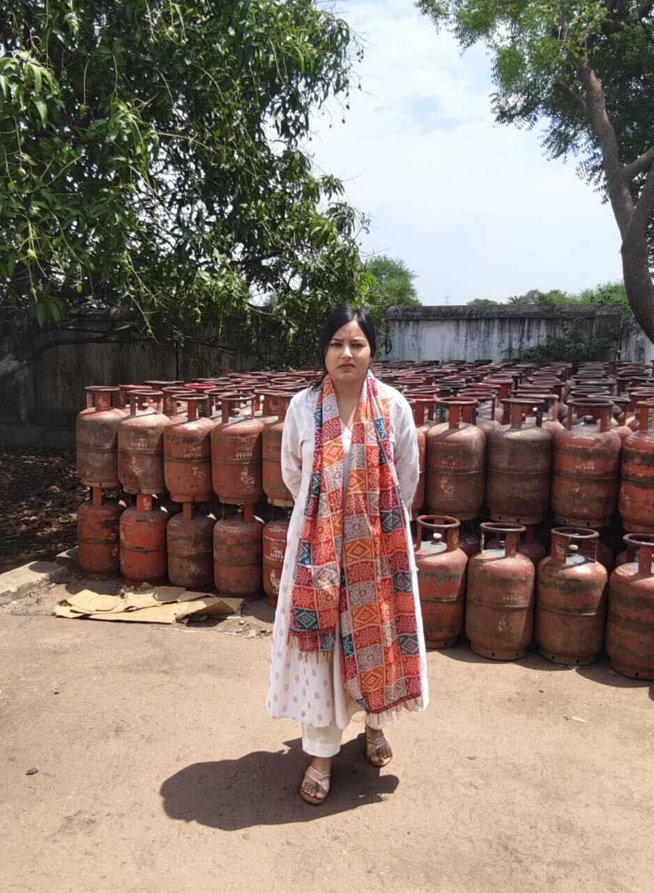 एलपीजी सिलिंडर एजेंसियों पर मारे गये छापे