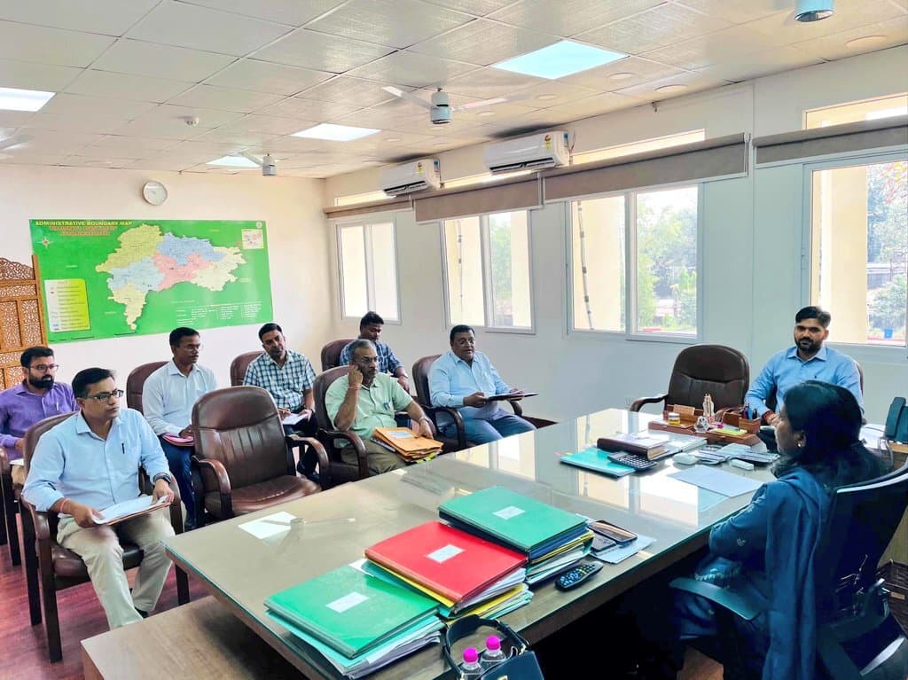 सार्वजनिक स्थानों में आवारा कुत्तों की समस्या का समाधान करेंः उपायुक्त