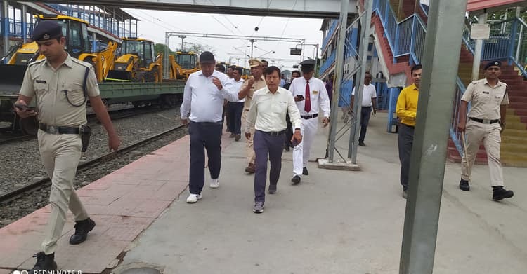 स्टेशन पर सफाई का रखें ख्याल : डीआरएम