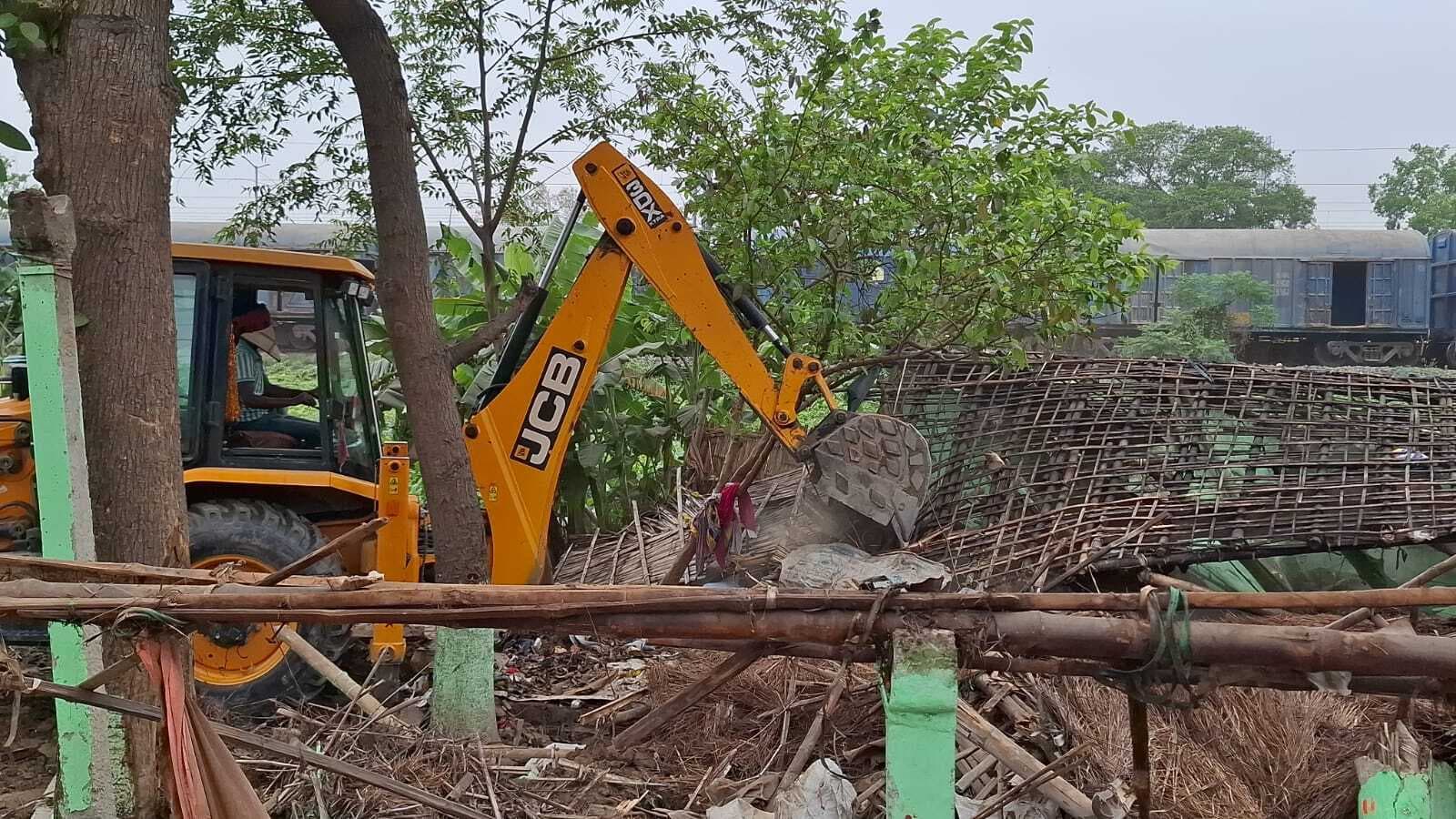 दूसरे दिन भी चला बुलडोजर, चकला-निर्मली में उजड़े कई आशियाने