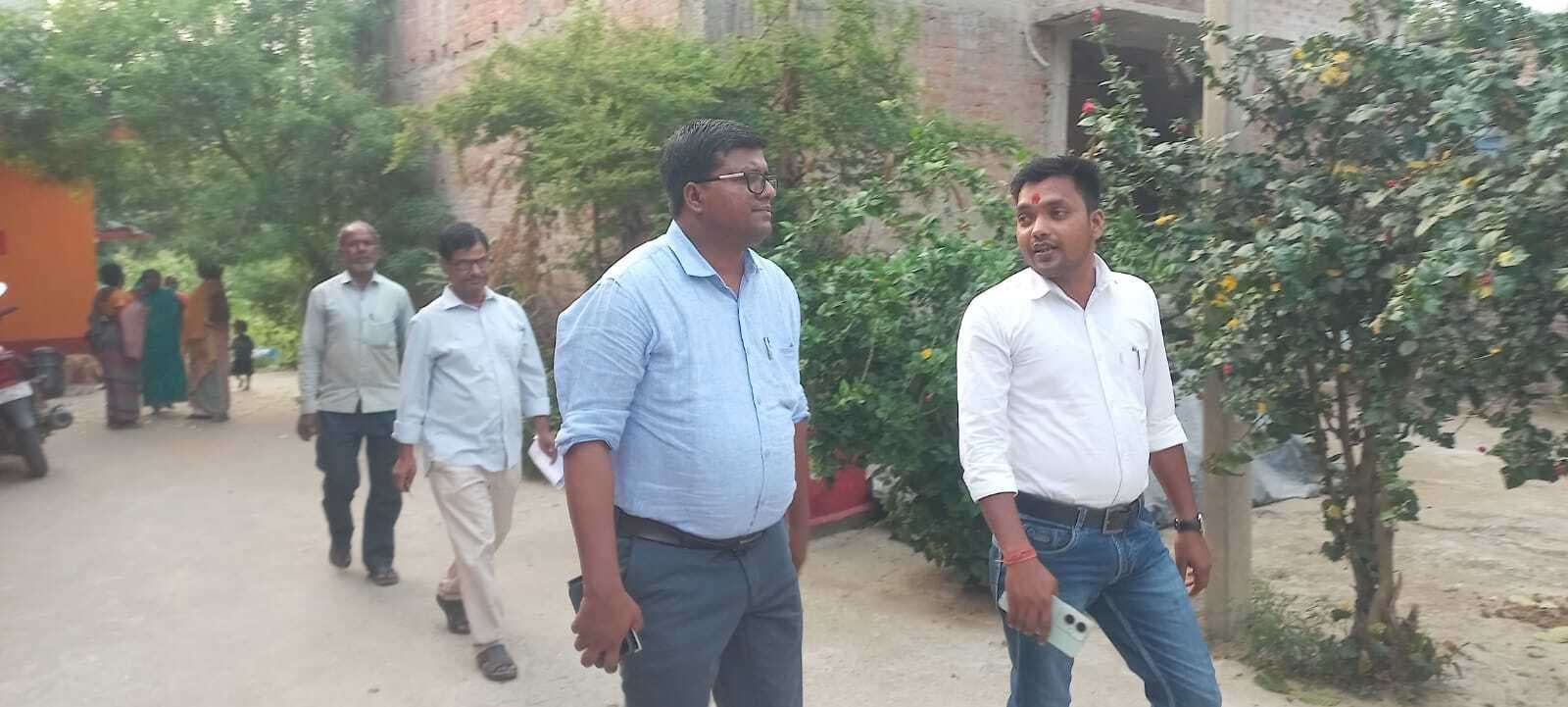 दुर्गा मंदिर की विवाविद जमीन का सीओ ने किया निरीक्षण