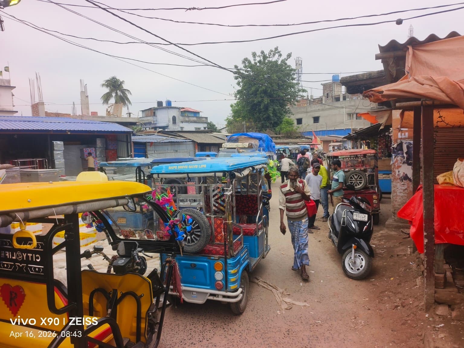 ठाकुरगंज रेलवे स्टेशन के पूर्वी निकास द्वार पर  ई-रिक्शा का जमावड़ा, रोज़ लगता जाम