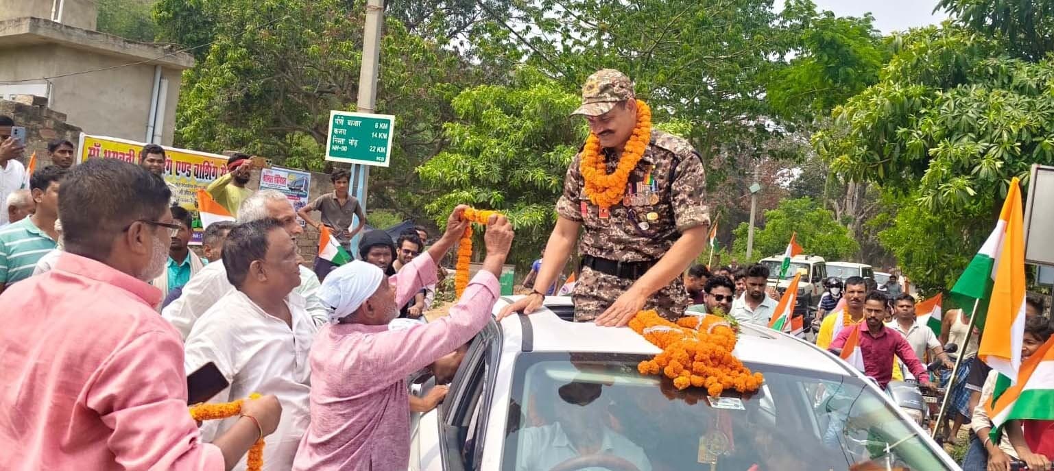 वीरता पुरस्कार से सम्मानित रंजन कुमार के गांव पहुंचने पर हुआ भव्य स्वागत