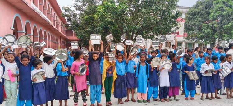 बारसोई मिड-डे मील में गड़बड़ी से बवाल, खराब भोजन पर भड़के अभिभावक